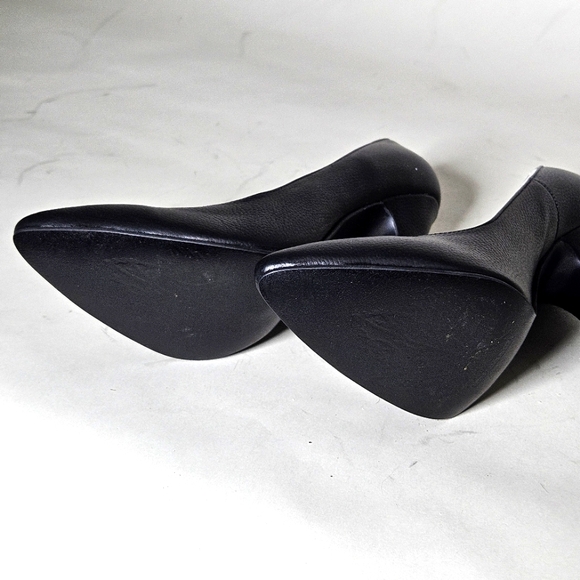 Karo's 5 inch Black Leather Classic Pumps. Size 10 - Picture 5 of 5